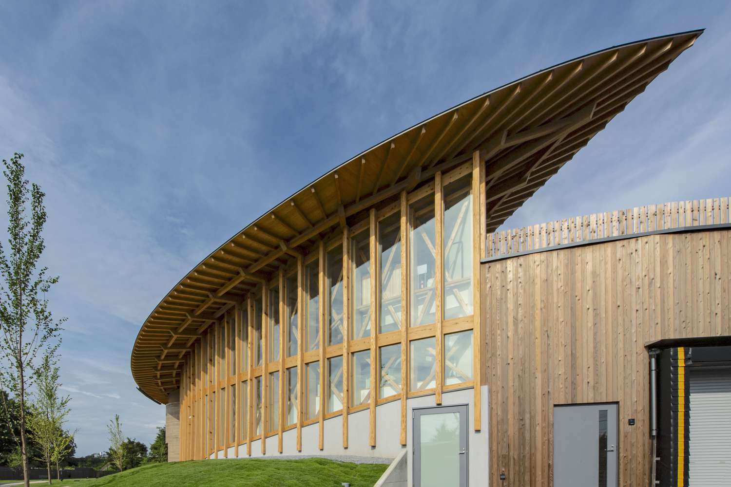 Rammed Earth & Picket Embrace the Sky in This Trendy Cafe